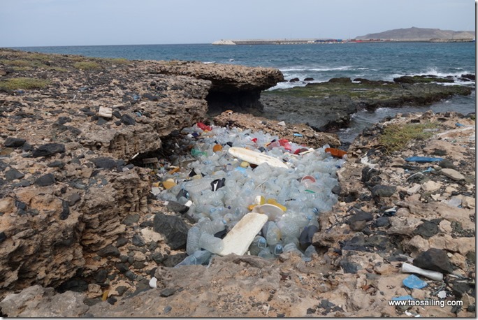 Boavista - La côte au vent de Ilheu de Sal Rei.