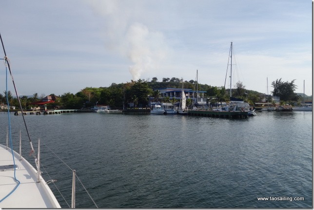 Arrivée à Santiago de Cuba au petit matin.  La cimenterie crache toujours sa fumée jaune!
