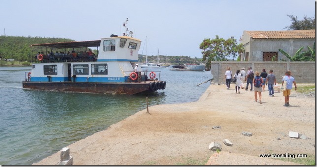 Embarquement sur le ferry pour aller à Santiago