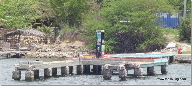 La pompe à essence marche... mais le quai n'est pas assez solide pour accoster!