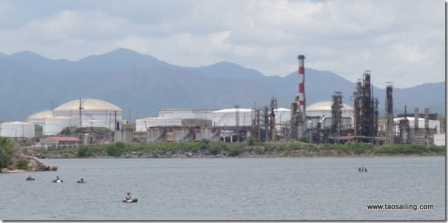 La baie de Santiago est entourée d'usines... et de polution!