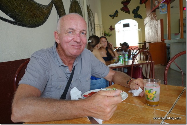 Déjeuner au Art Café - Chrizo et riz avec jus de mangues pour $1,5