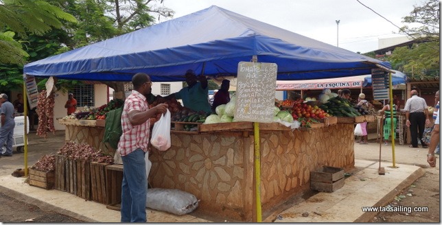 Les prix par livre sont en Peso (moneda Naçionale) 1 Pesos = 0,04 Euros soit 0,50 euro le kilo de tomates!