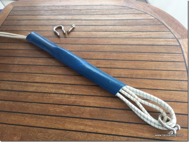 Enfiler la gaine sur l'élastique